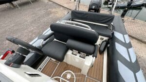 Brig Navigator 610 seating arrangement