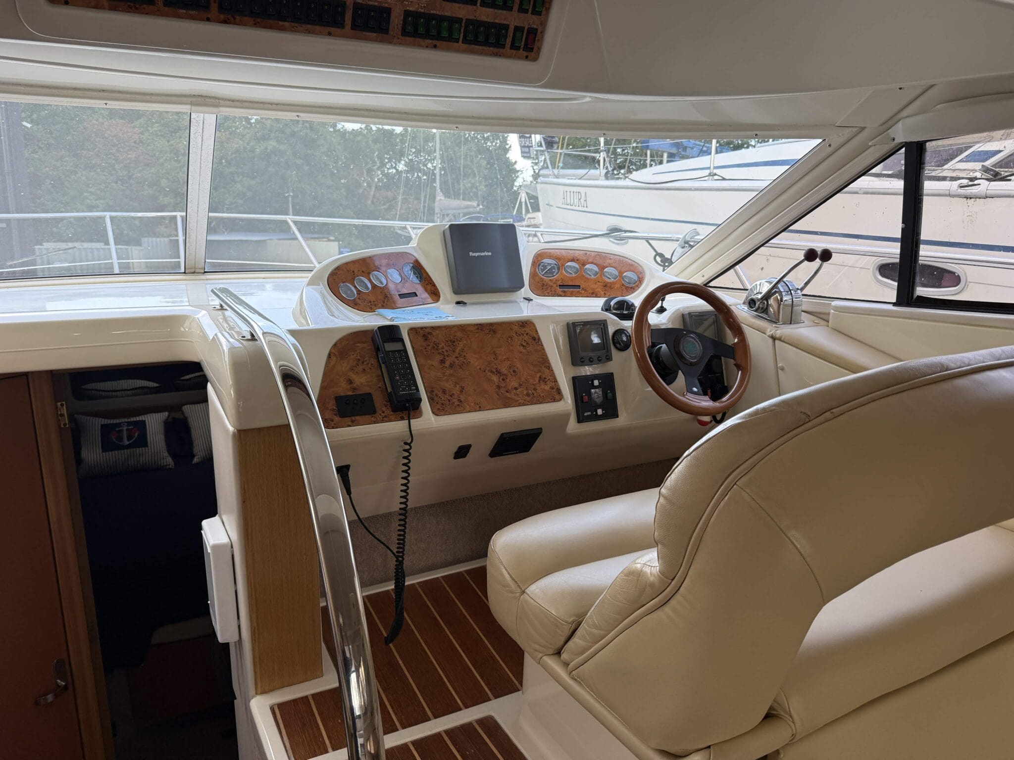 2001 Sealine F37 image 8