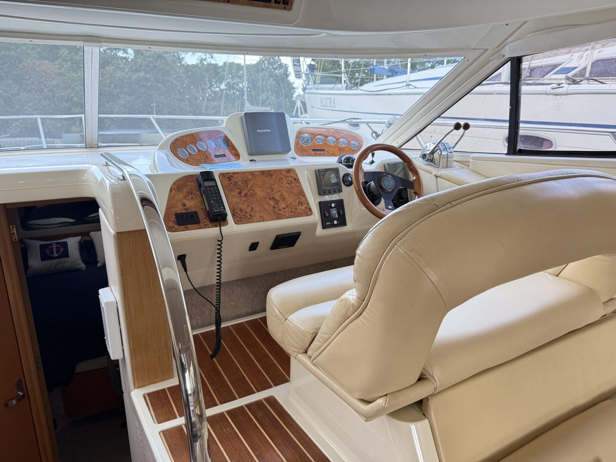 2001 Sealine F37 image 9