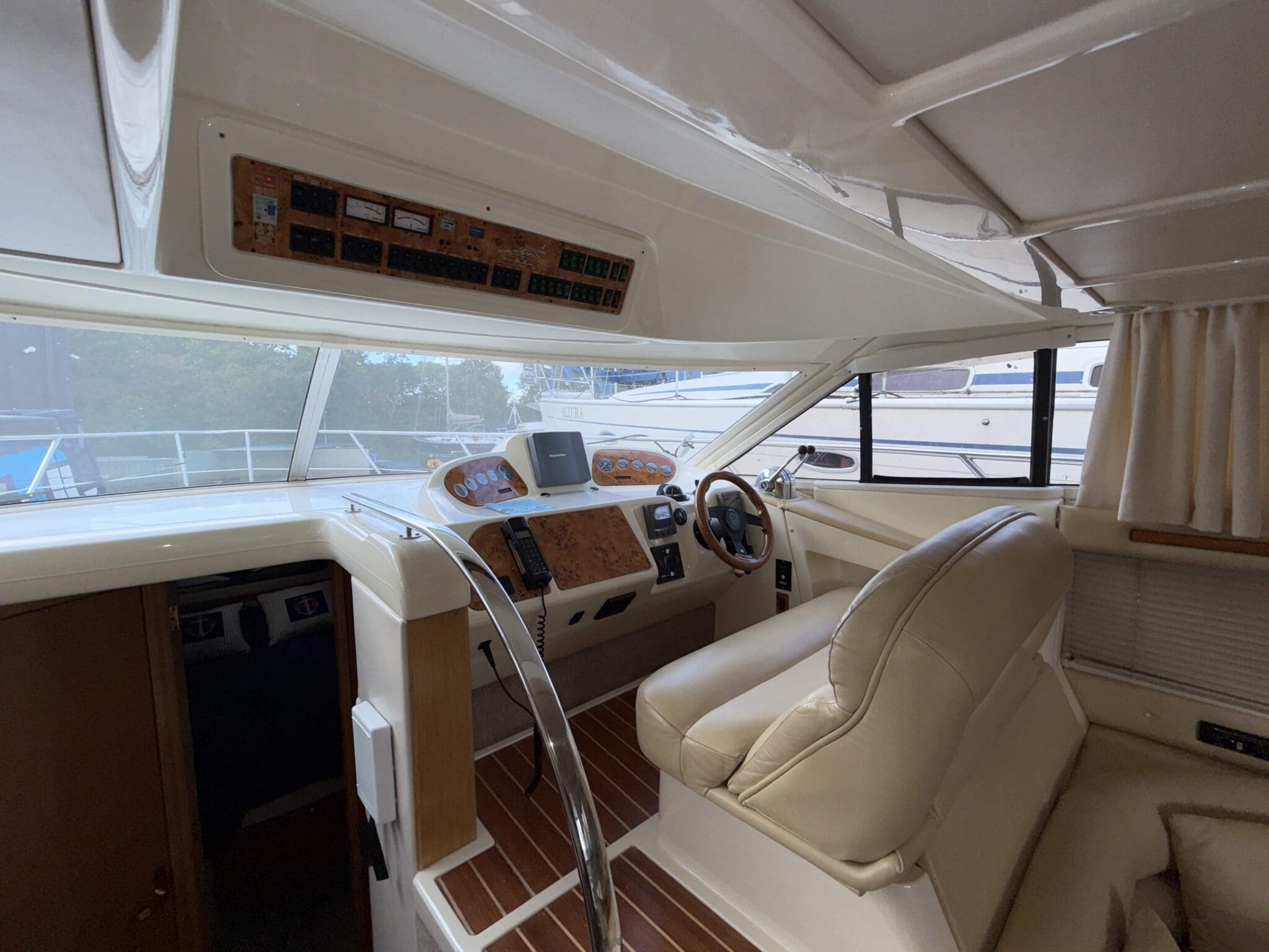 2001 Sealine F37 image 10